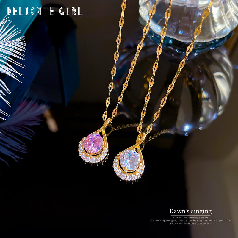 Collana con ciondolo a goccia delicata da donna in acciaio al titanio con intarsio completo di strass, design geometrico, stile minimalista e fresco/dolce