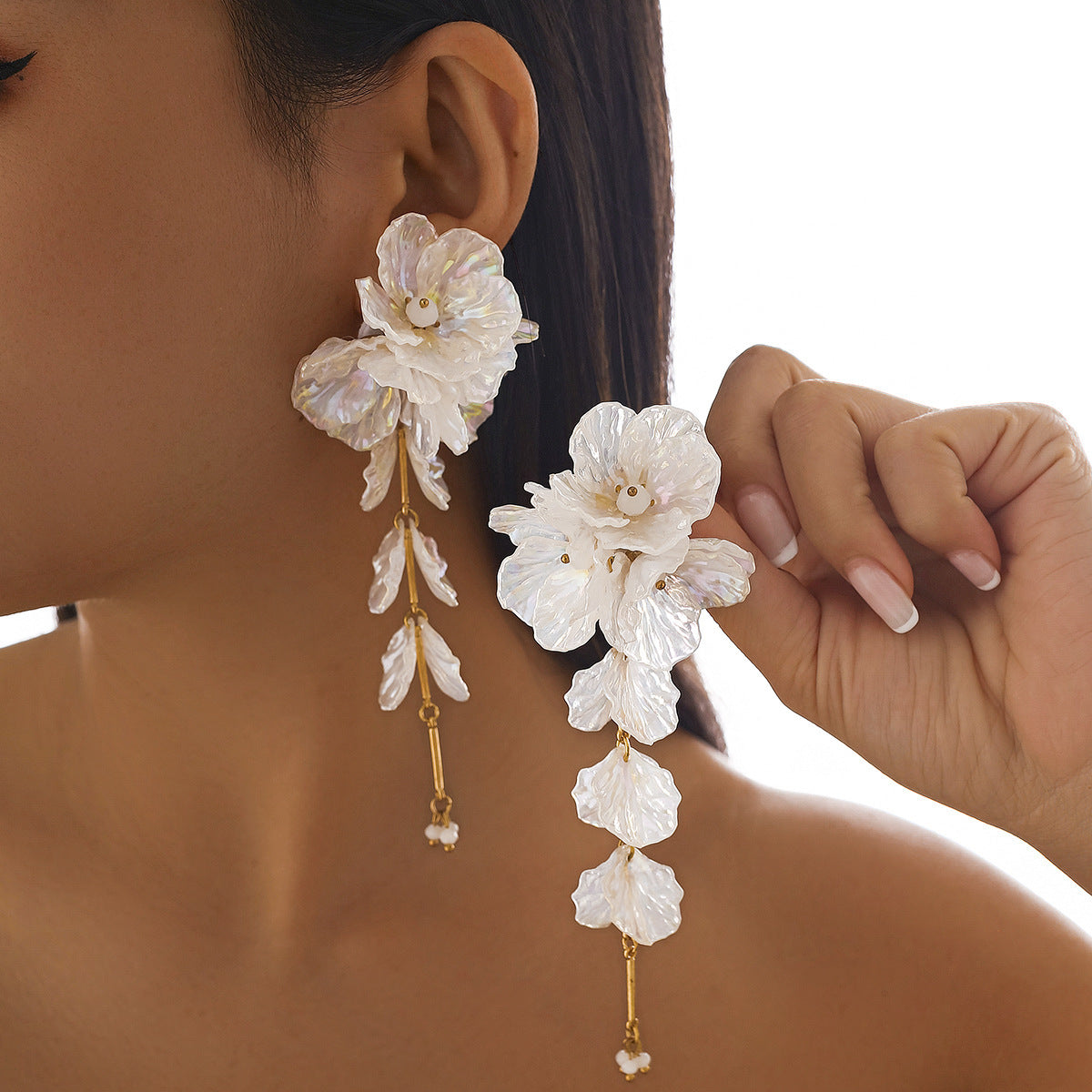 Collana girocollo floreale alla moda da donna con ciondolo in metallo galvanizzato e fiore in plastica