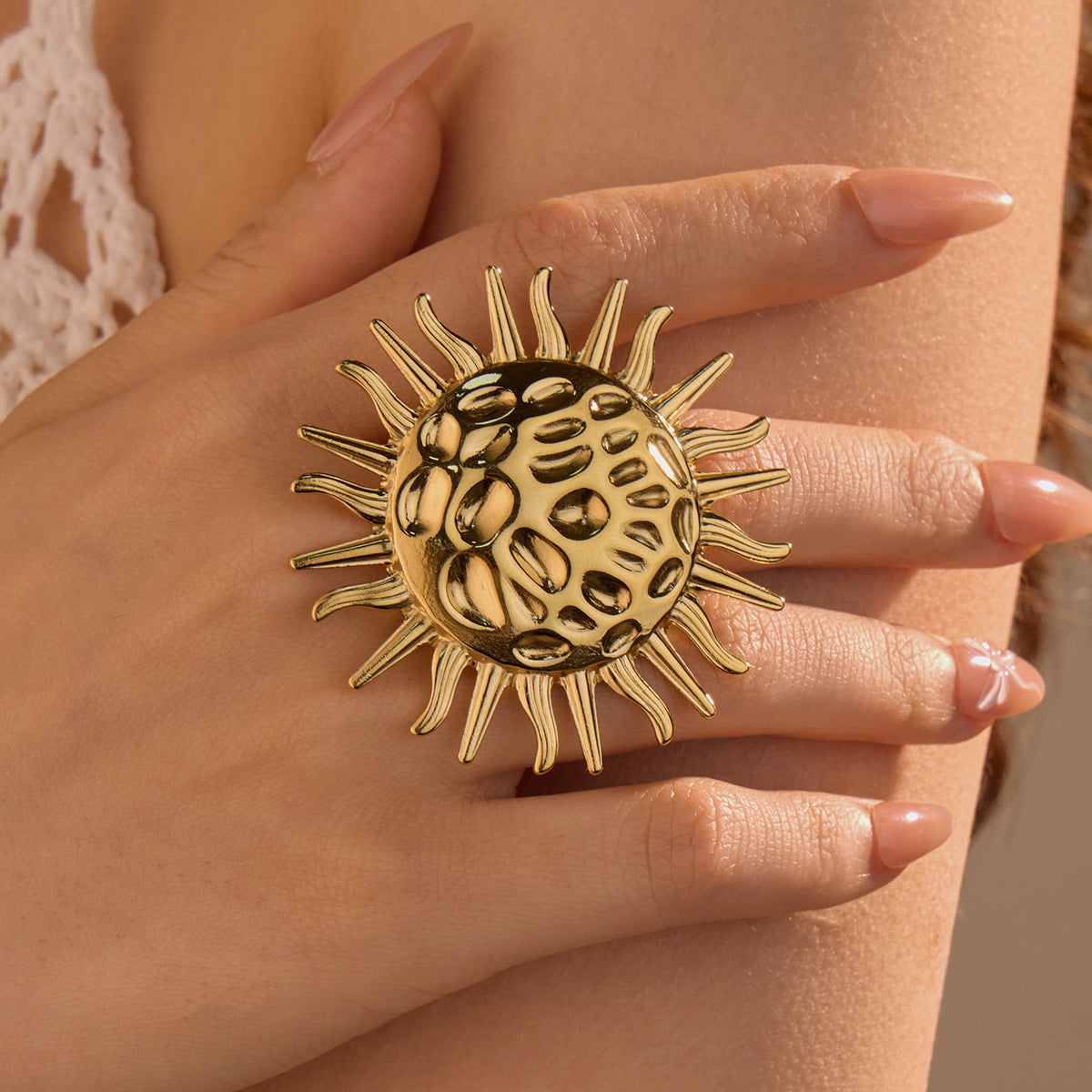 Anello da donna in acciaio al titanio a forma di girasole, minimalista ed elegante, con finitura placcata