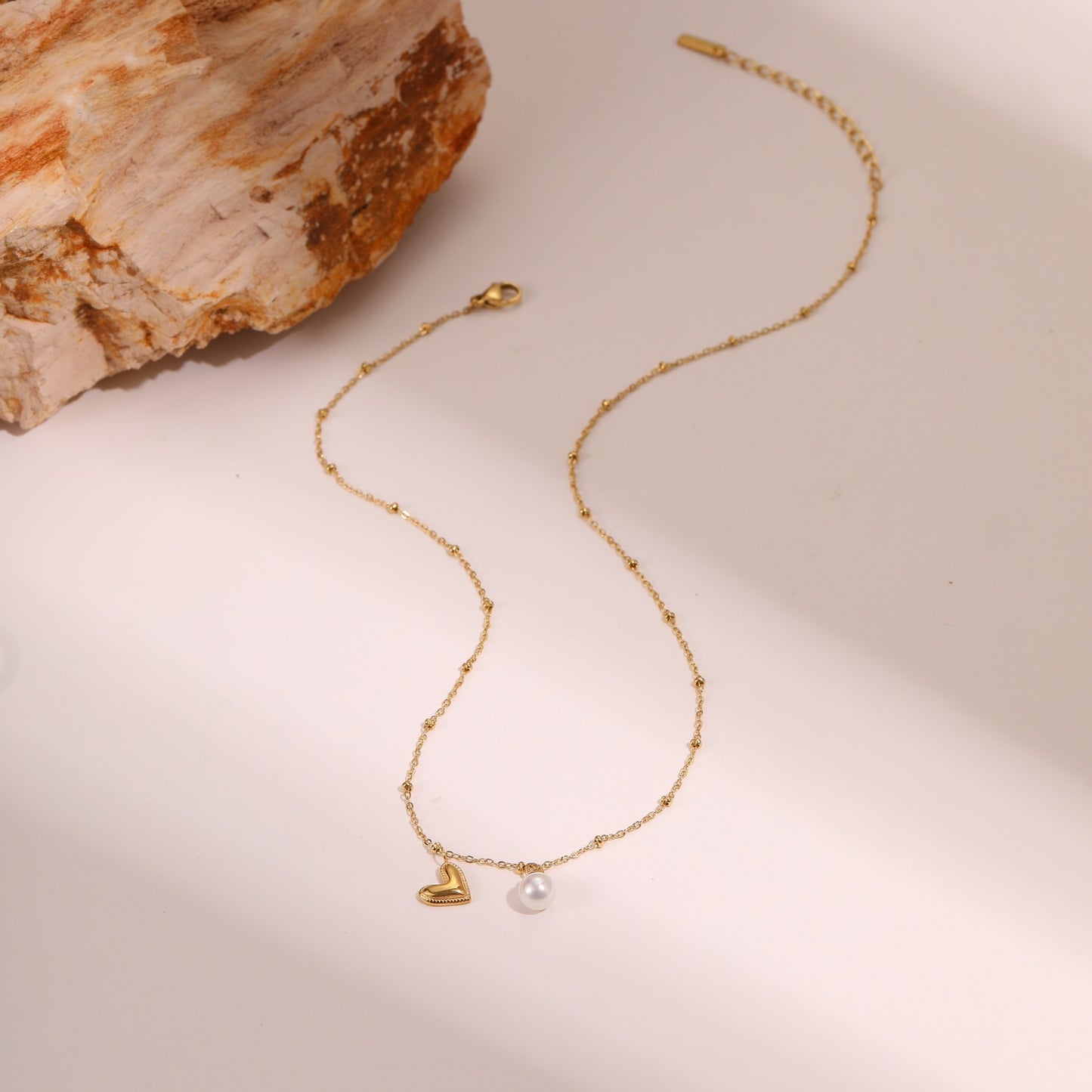 Fashion OL Heart-Shaped Stainless Steel Necklace with Gold Plating for Women, Clavicle Chain with Geometric Pendant