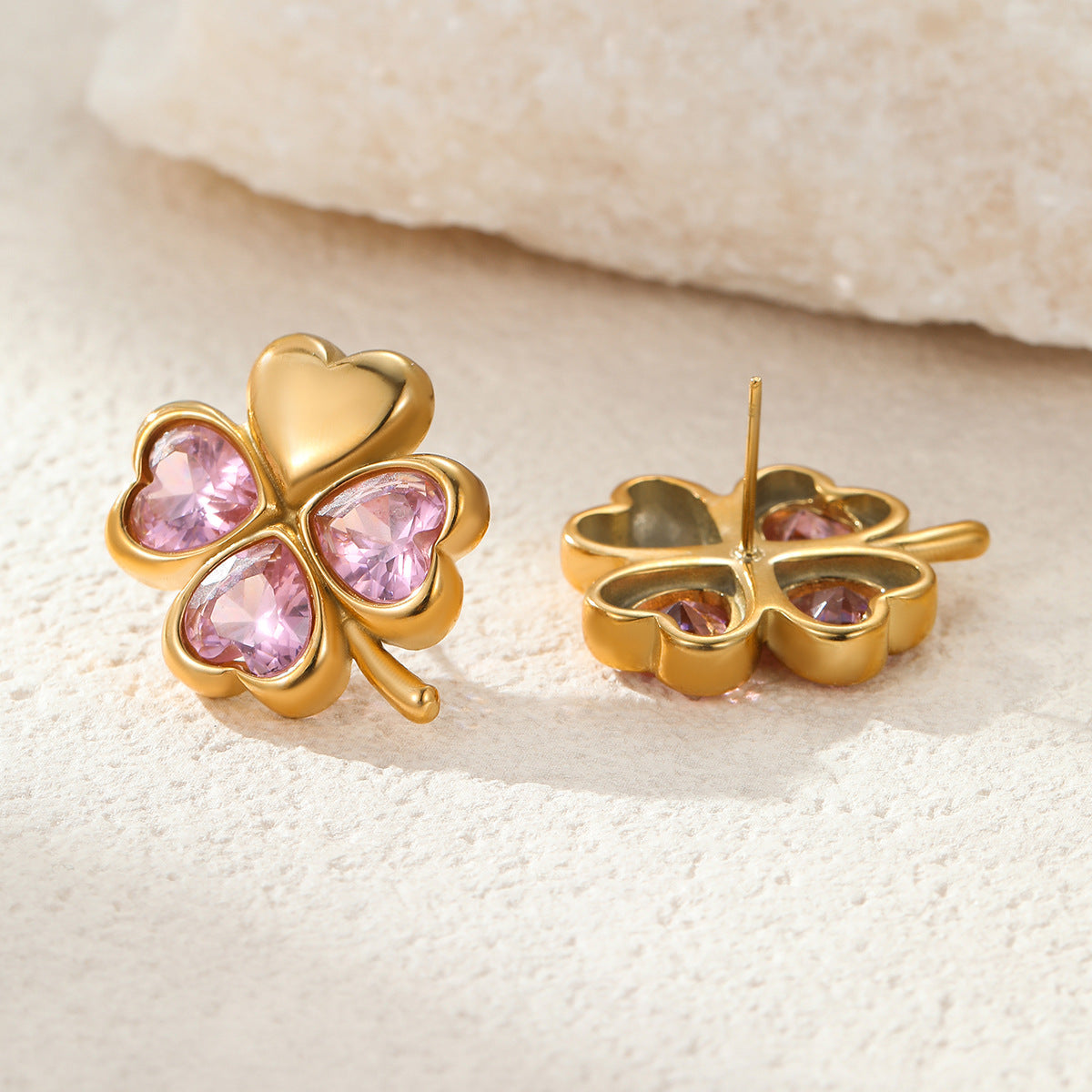 Orecchini minimalisti a forma di trifoglio in acciaio inossidabile con intarsio di zirconi colorati da donna