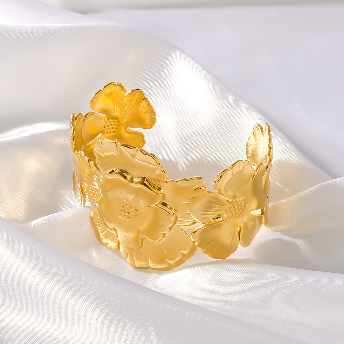 Bracciale rigido aperto da donna in acciaio al titanio a forma di fiore con placcatura in oro 18 carati, lucidissimo e scintillante
