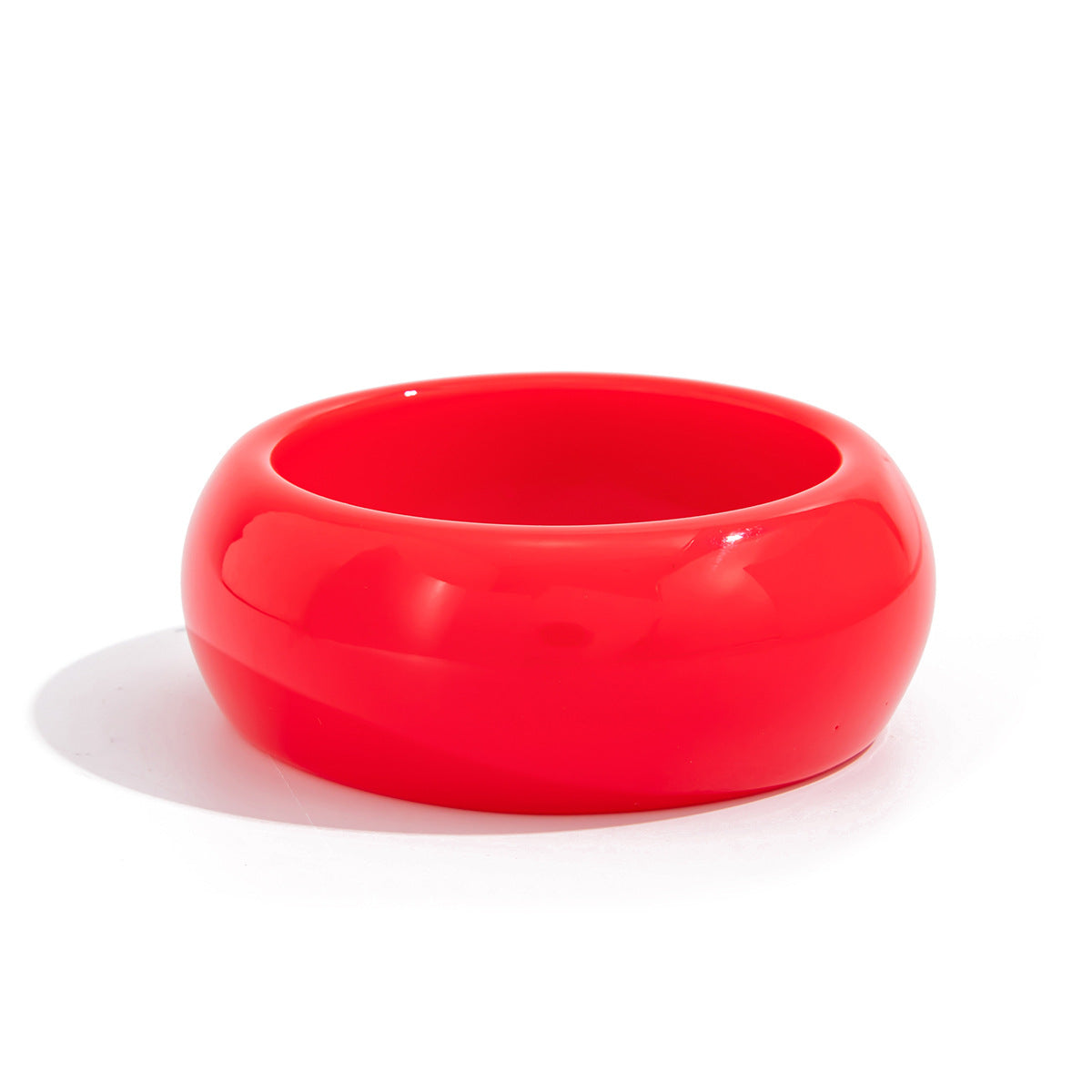 Pulsera geométrica en contraste rojo vivo con acabado pulido y superficie galvanizada para mujer