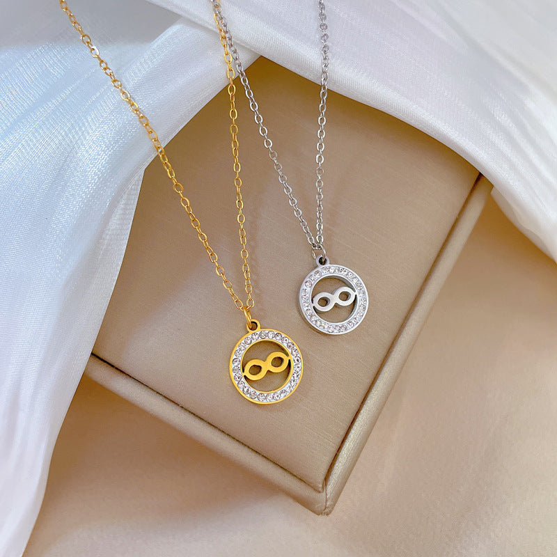 Collana da donna minimalista geometrica in acciaio al titanio placcato oro con ciondolo circolare e a otto.