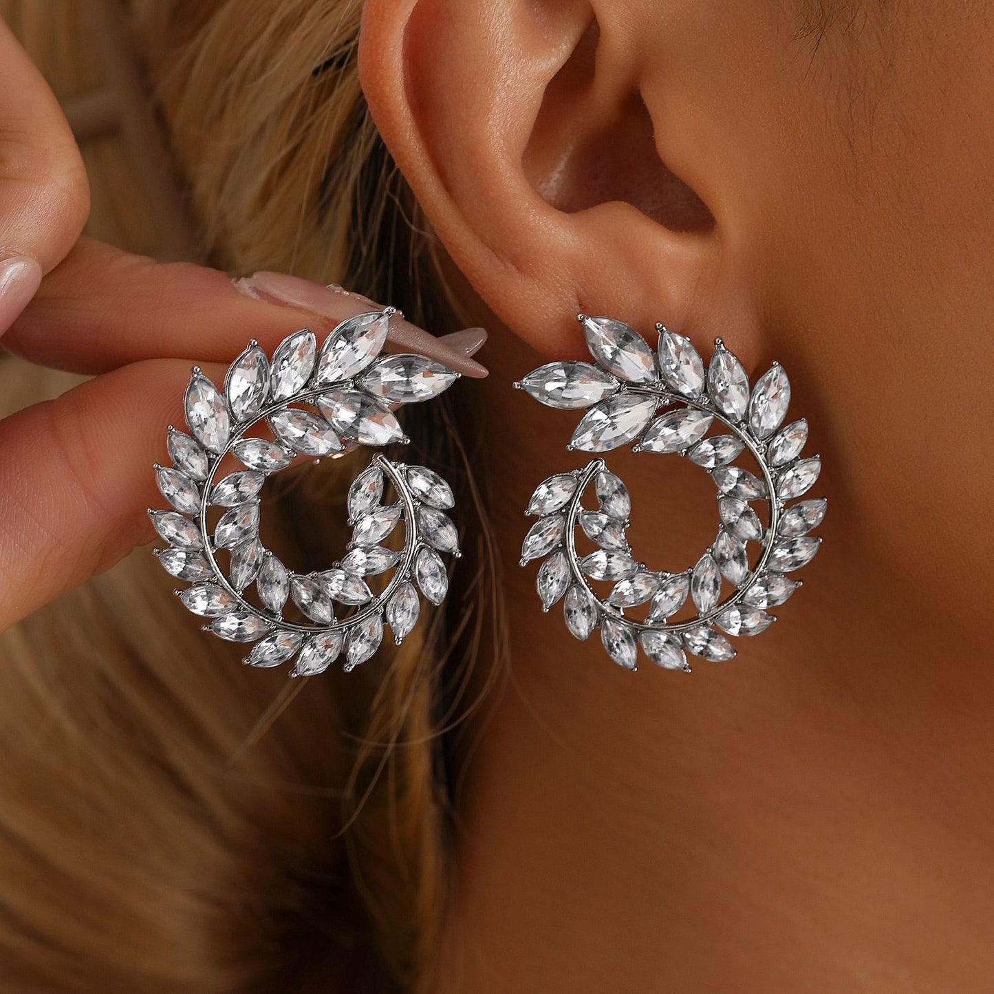 Pendientes llamativos chapados en aleación de zinc de diseño geométrico vintage con adornos de diamantes de imitación para mujer
