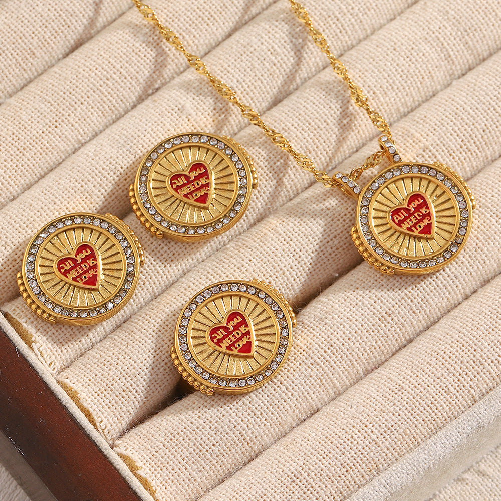Set di Collana con Ciondolo a Cuore Rosso in Zirconi e Acciaio Inossidabile Placcato Oro 18K Stile Vintage per Donne con Orecchini e Bracciale