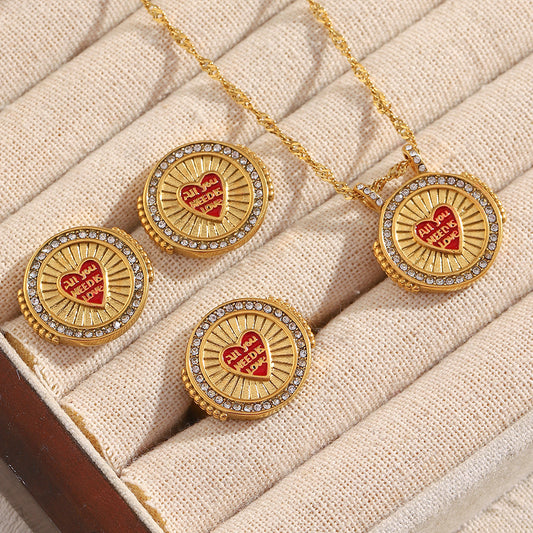 Set di Collana con Ciondolo a Cuore Rosso in Zirconi e Acciaio Inossidabile Placcato Oro 18K Stile Vintage per Donne con Orecchini e Bracciale