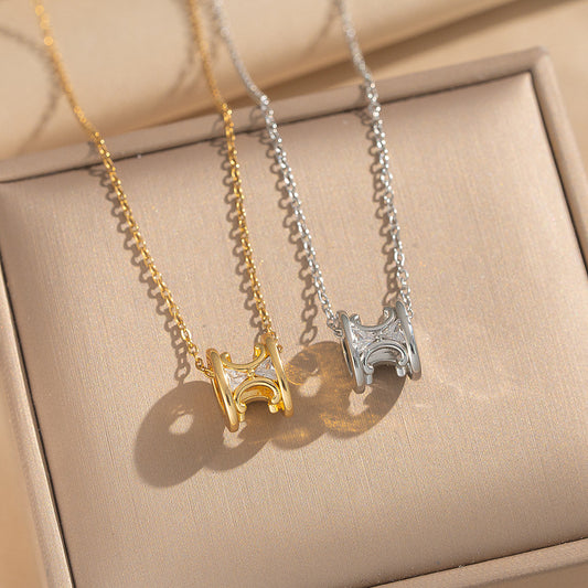 Collana da donna stile lusso, design a vita stretta, con ciondolo a lettera, in acciaio al titanio placcato oro 18 carati e strass completi
