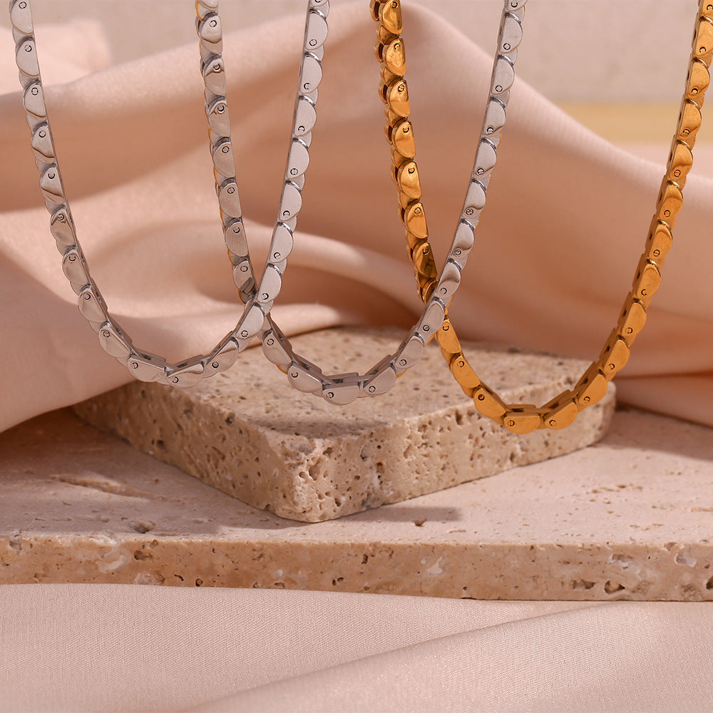 Collana girocollo da donna in acciaio inossidabile placcato oro 18 carati con ciondolo geometrico minimalista in acciaio al titanio