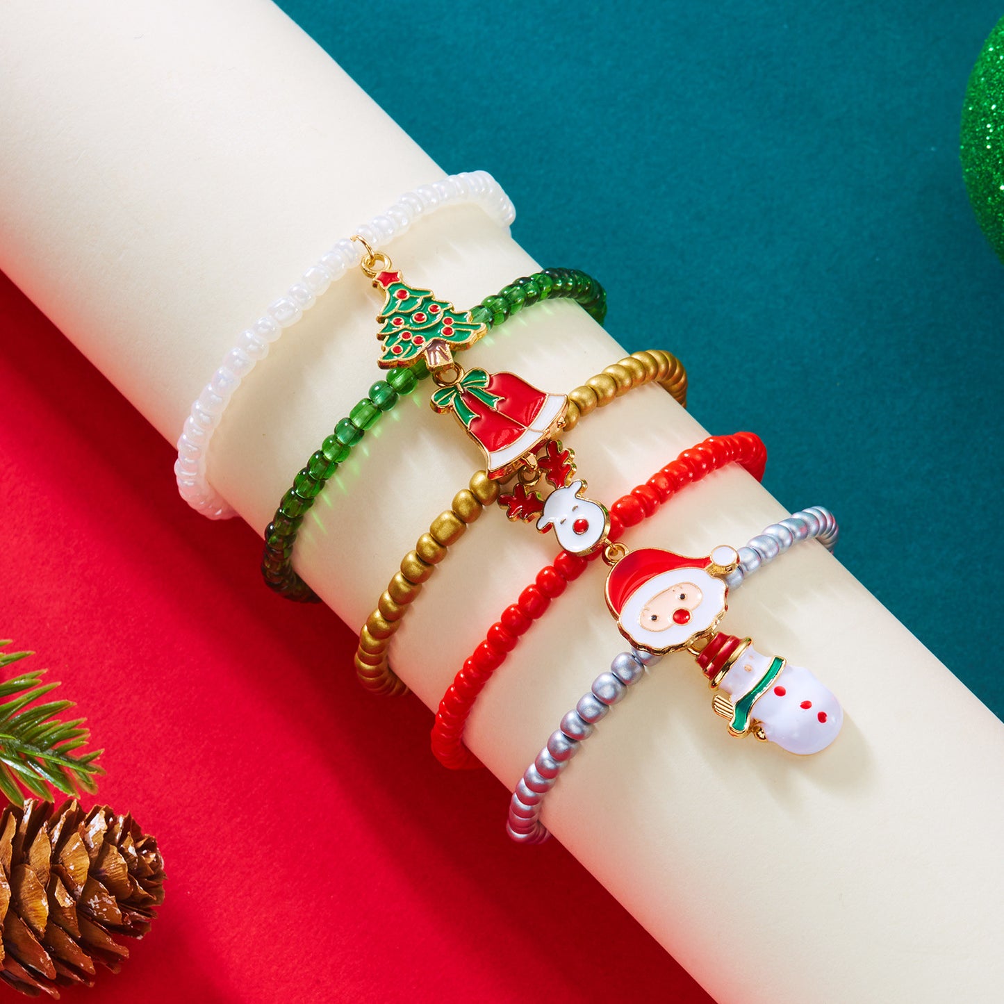 Set bracciale con ciondolo in lega a tema natalizio con charms di Babbo Natale, alci e pupazzi di neve e micro perle per stratificazione