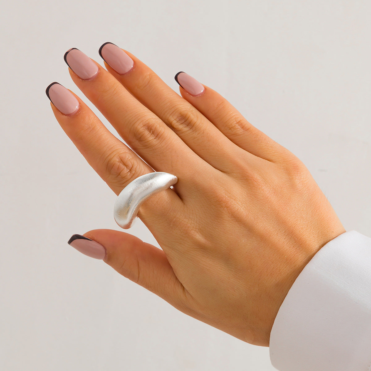 Anello da donna in lega a forma di arco geometrico minimalista con finitura spazzolata e design a fascia aperta