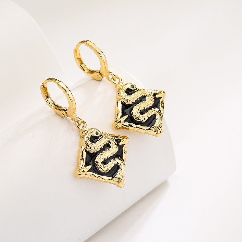 Orecchini minimalisti geometrici in rame con placcatura in oro 18 carati e smalto con motivo Totem del Serpente per donna