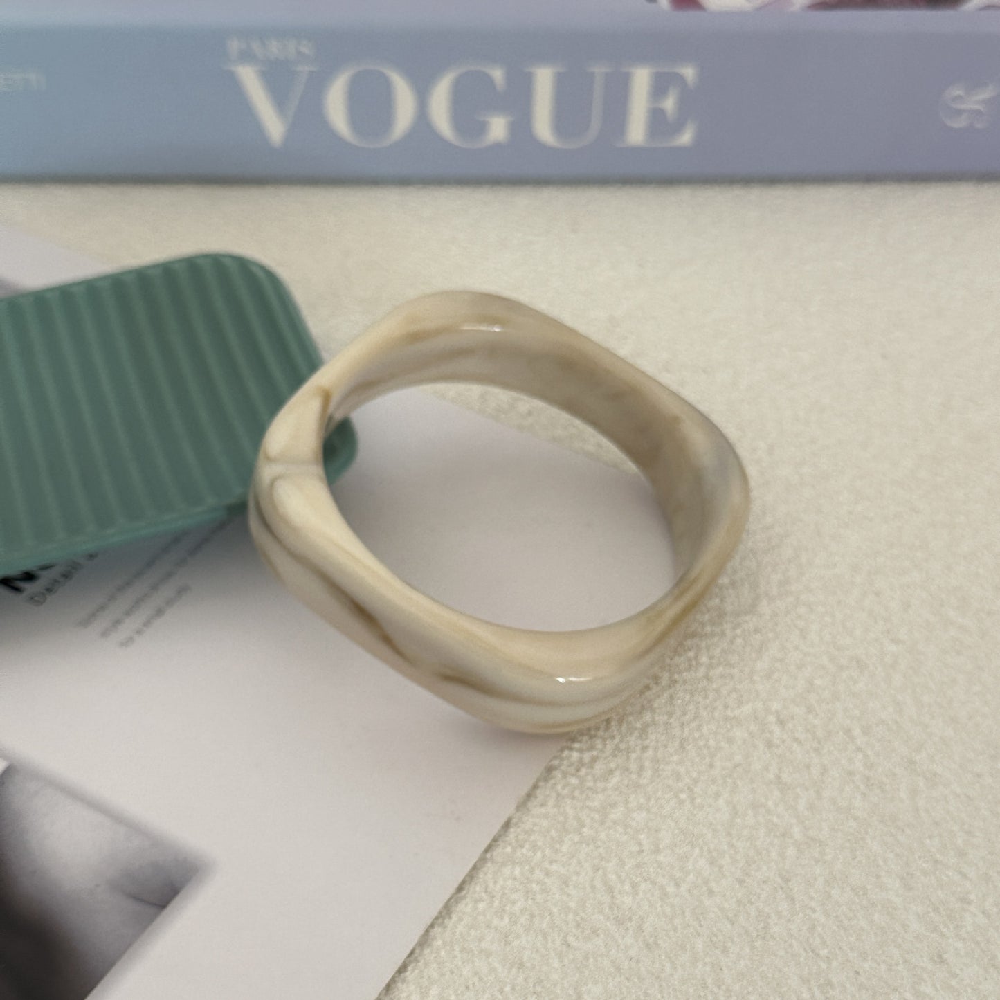 Bracciale rigido in acrilico geometrico minimalista con gocce d'olio