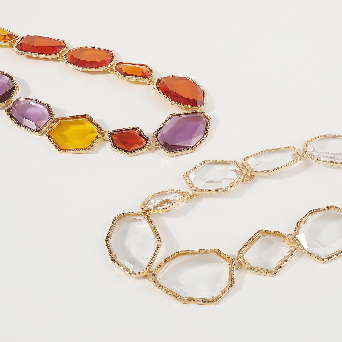 Collar de resina geométrico dulce y atrevido con cadena de aleación y acabado galvanizado para mujer