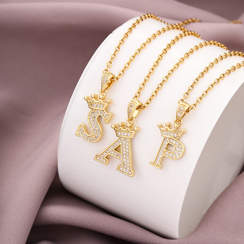 Collana da donna in acciaio inossidabile a forma di corona, minimalista, con zirconi cubici micro-pavé e charm a lettera