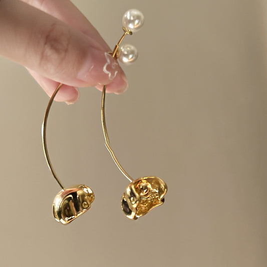 Orecchini a perno da donna minimalisti con perle, motivi floreali e geometrici, e perni in acciaio placcato