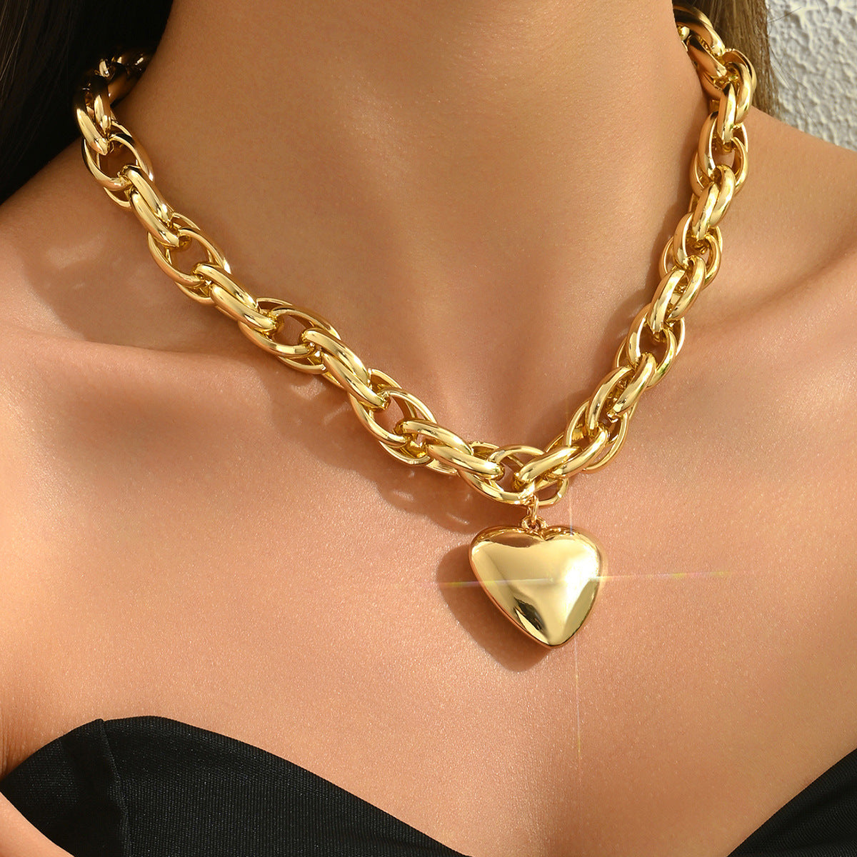 Collar con Colgante de Aleación de Zinc con Corazón Geométrico para Mujer con Acabado Galvanizado, Diseño Moderno y Versátil