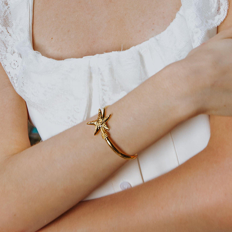 Elegante bracciale a forma di stella marina in acciaio inossidabile con finitura placcata per un look ispirato all'oceano