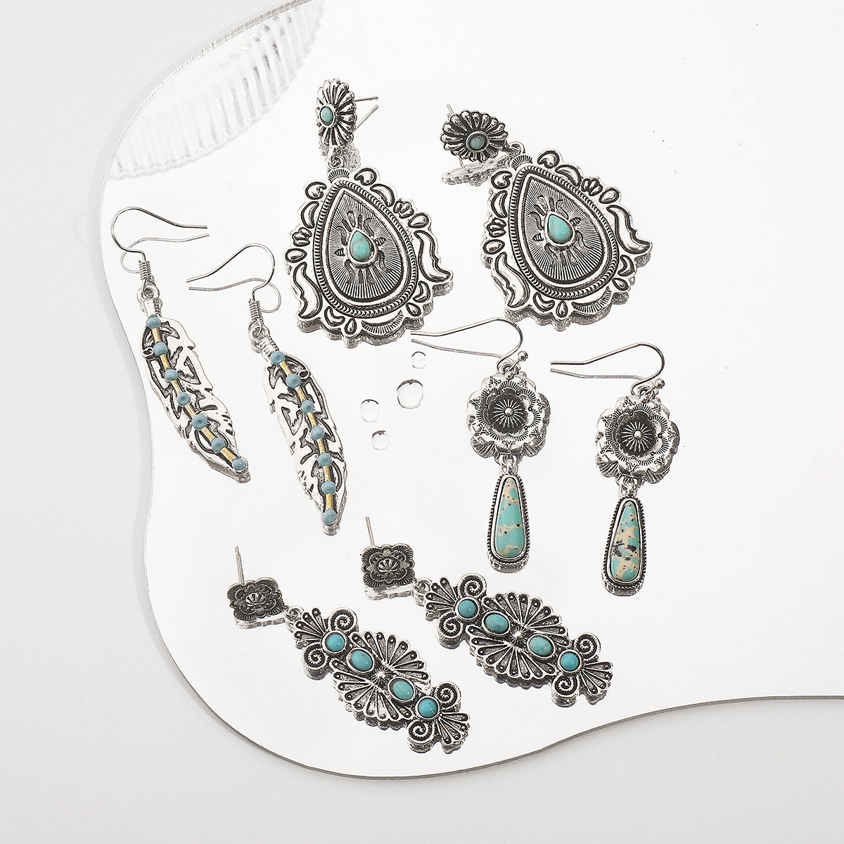 Pendientes vintage bohemios geométricos de filigrana con incrustaciones de turquesa en base de aleación con acabado chapado