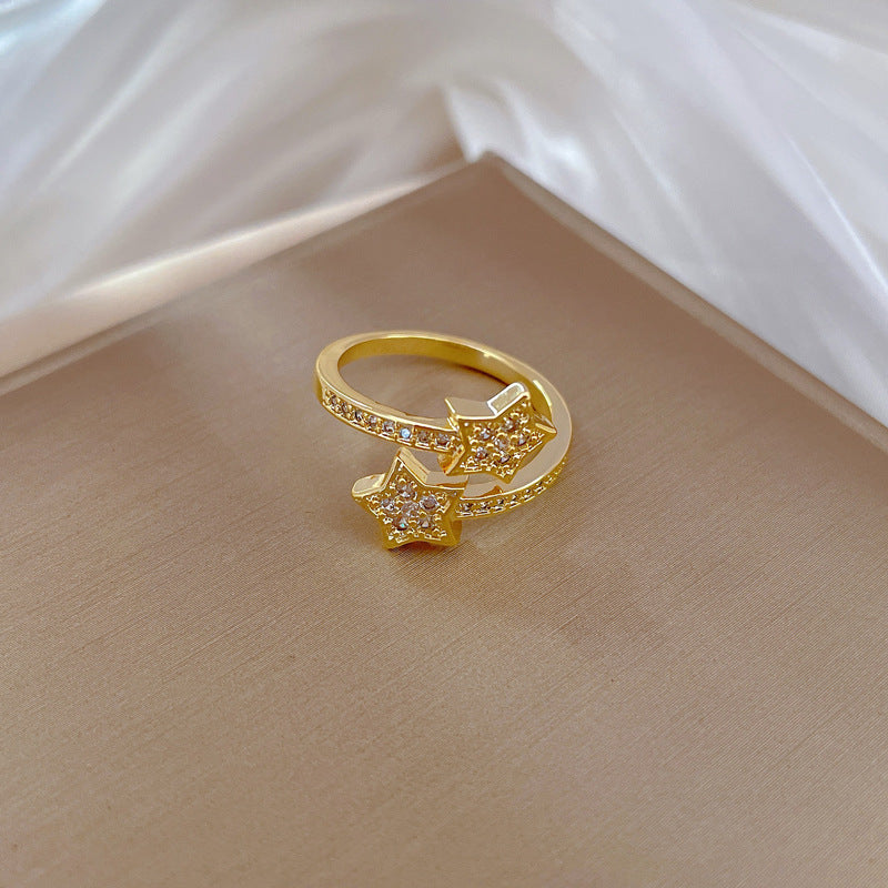 Anello in Ottone Placcato Oro con Stella a Cinque Punte Aperta e Micro Pavé, Anello da Dito Lussuoso Minimalista da Donna