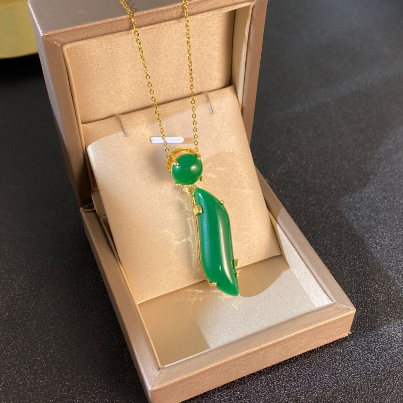 Original Design Geometric Pendant Necklace for Women Alloy Electroplated Delicate Clavicle Chain with Irregular Shape and Luxe Minimalist Aesthetic