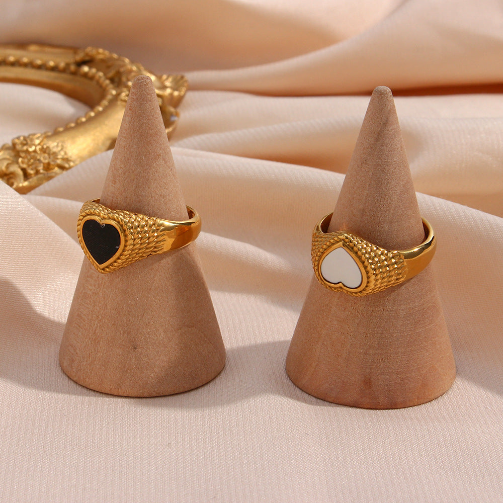 Anillo de acero inoxidable con forma de corazón estilo lujo, baño de oro de 18K y diseño trenzado.