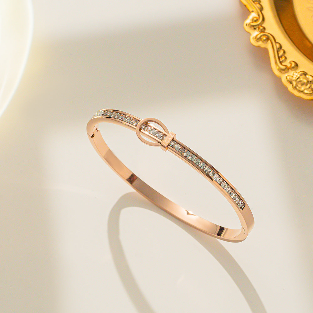 Pulsera Minimalista de Acero de Titanio con Cierre de Carta de Amor Galvanizada para una Retención Duradera del Color
