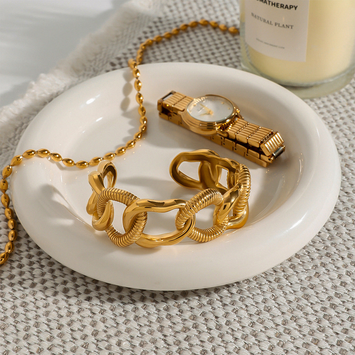 Brazalete de acero inoxidable chapado en oro con diseño geométrico minimalista para mujer