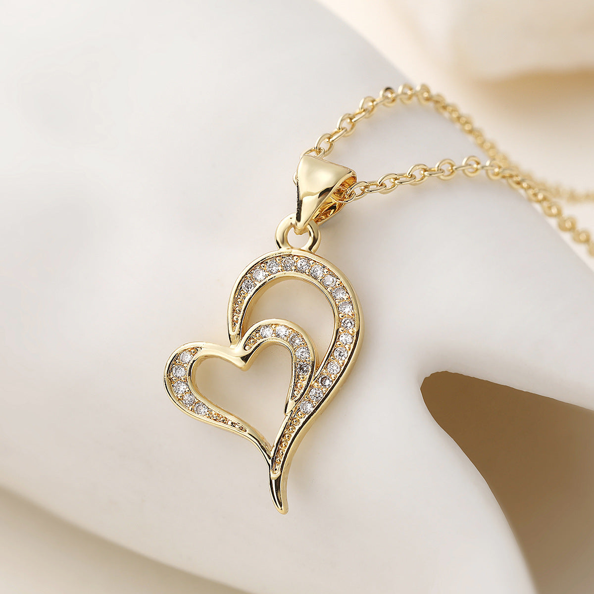 Minimalist Elegant Heart Shaped Brass Gold Plated Cubic Zirconia Pendant Necklace for Women