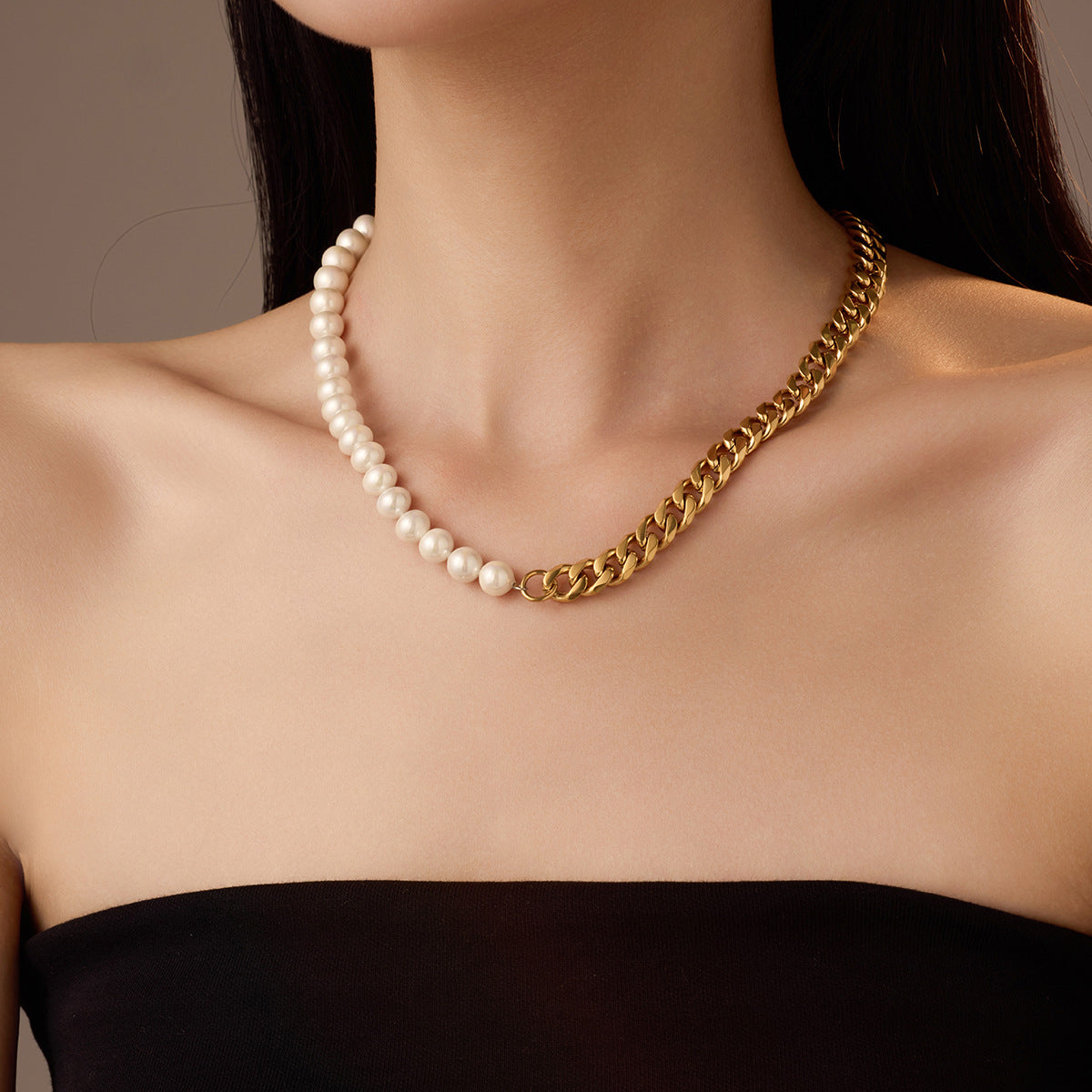 Elegante collar de clavícula estilo "OL" con incrustaciones de perlas y chapado en oro de 18 quilates sobre acero de titanio, con cadena estándar