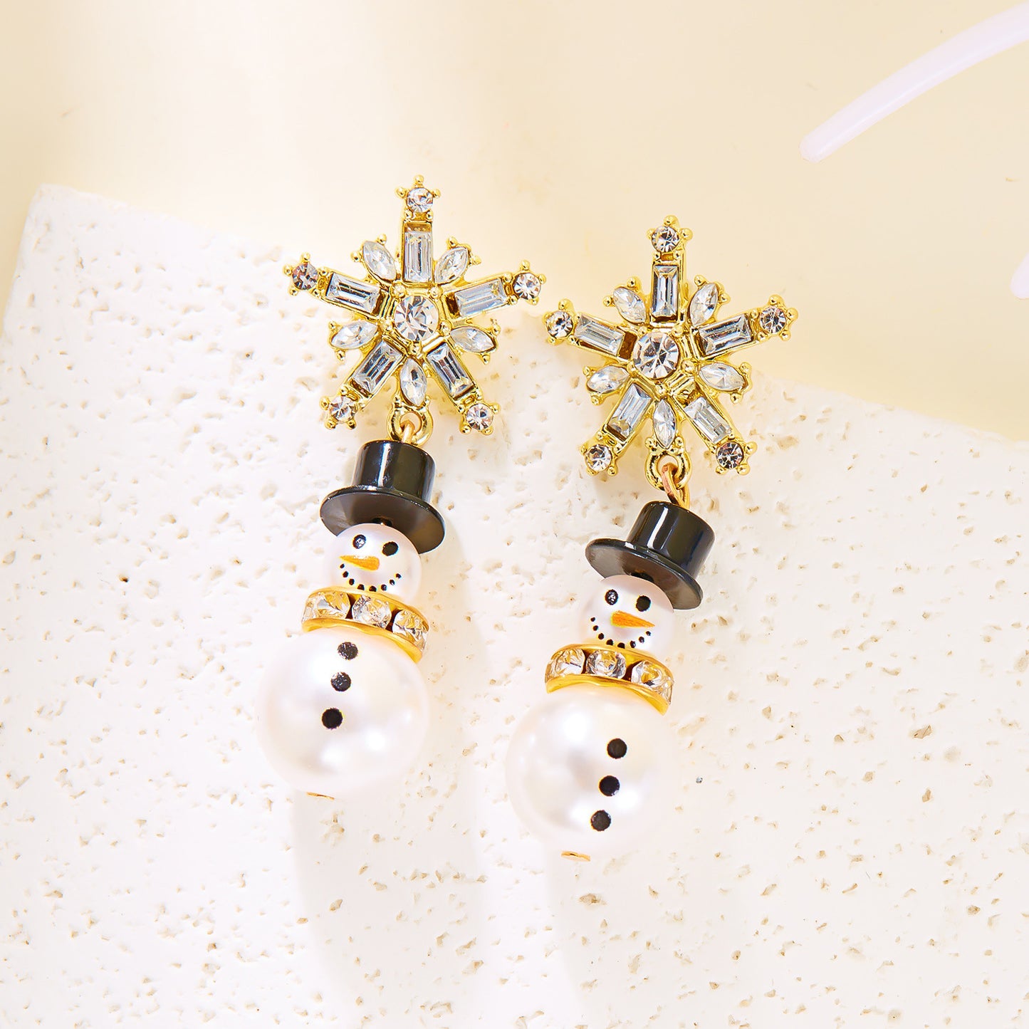 Lindos Pendientes Colgantes de Muñeco de Nieve de Dibujos Animados Estilo Perla con Detalles de Diamantes de Imitación para la Moda Navideña