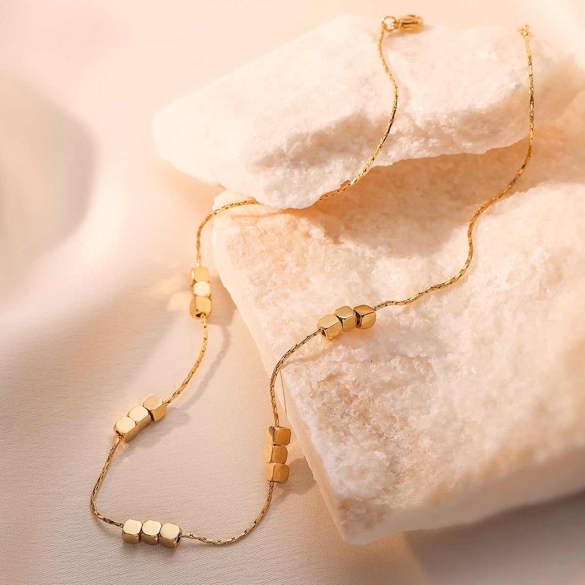 Collana da Donna Minimalista Geometrica in Acciaio al Titanio con Placcatura in Vero Oro, Gioiello Versatile con Ciondolo a Strati