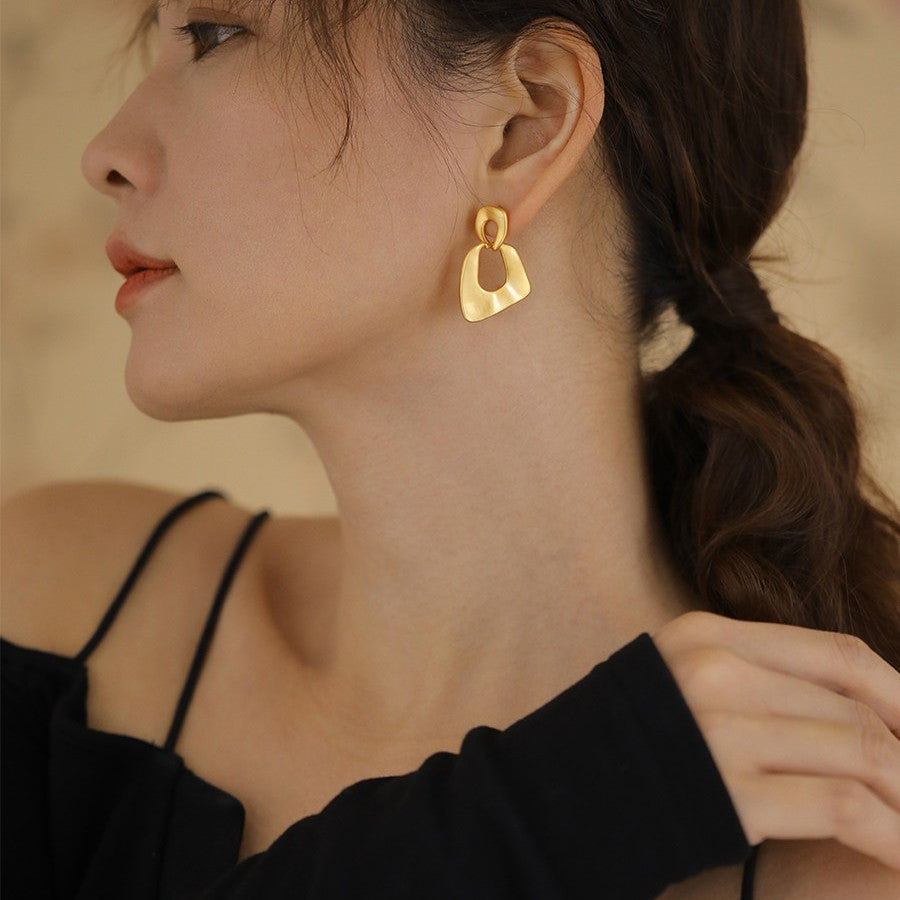 Orecchini da donna stile retrò francese con borchie geometriche irregolari in metallo galvanizzato e perni in acciaio, gioielli alla moda di lusso minimalista per tutti i giorni