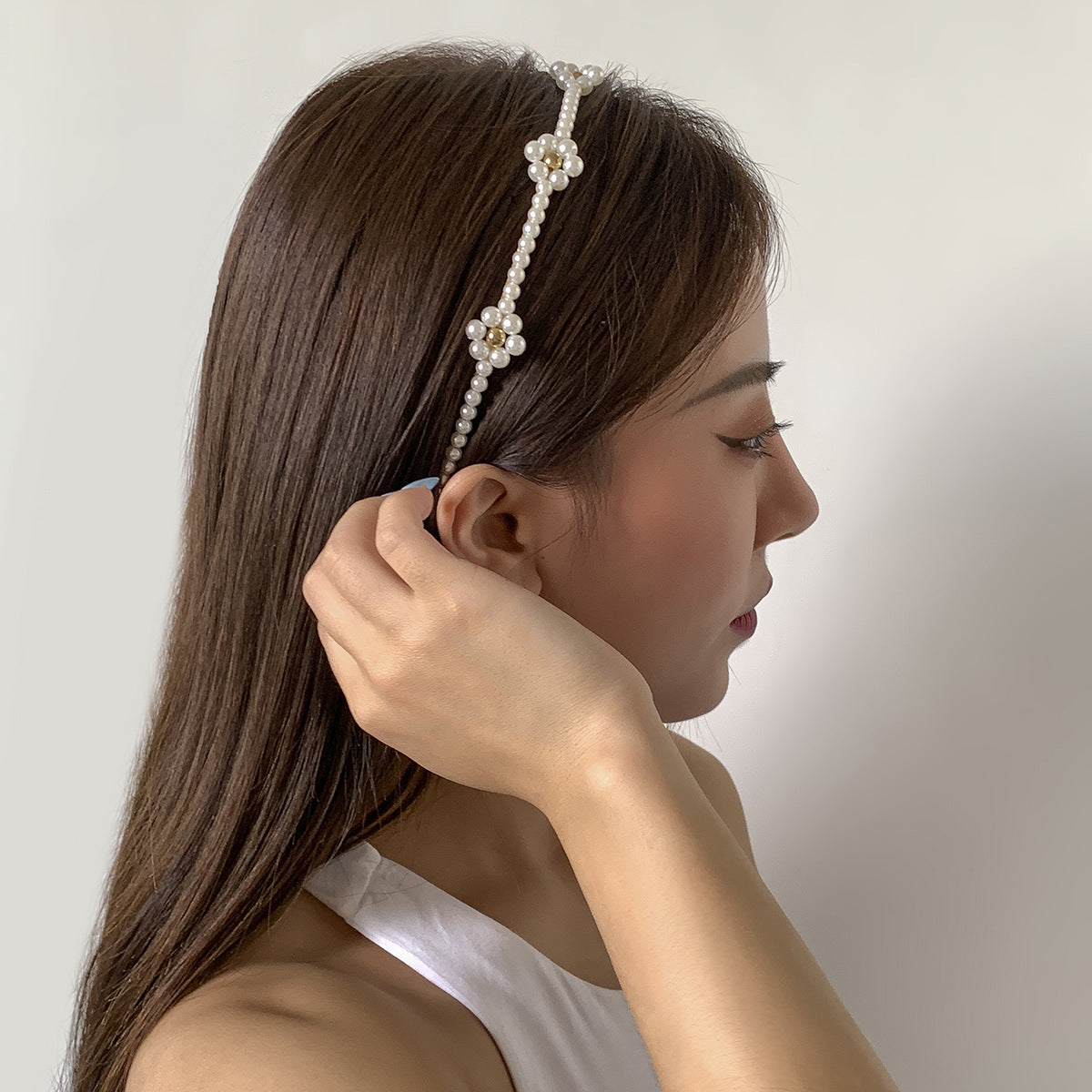 Fascia per Capelli Minimalista a Margherite da Donna con Accenti di Perle Imitazione e Design Naturale Intrecciato a Mano