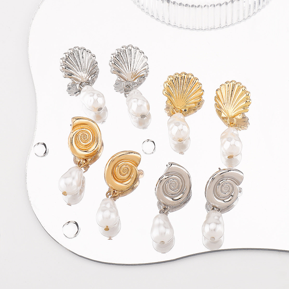 Orecchini da donna con conchiglie geometriche e perle stile vintage con base in lega e finitura ispirata agli strass
