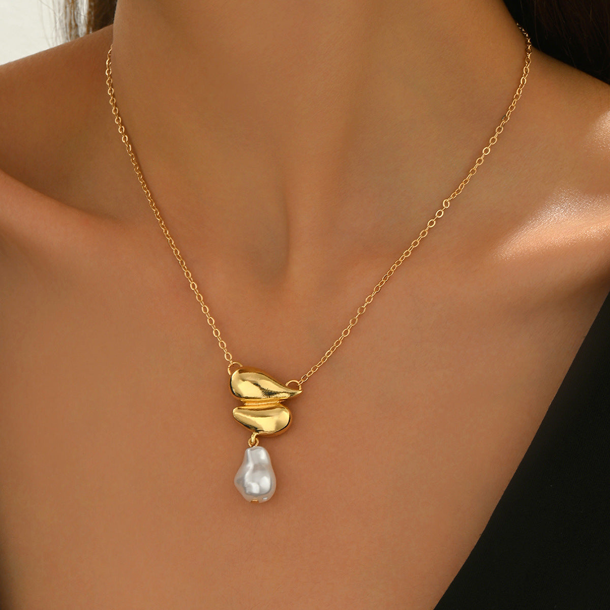 Collana con Pendente Geometrico Minimalista da Donna con Intarsio di Perle e Finitura Placcata in Lega di Zinco