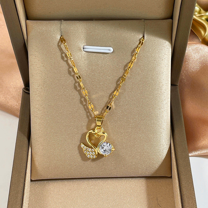 Collana da donna a forma di farfalla, in acciaio al titanio con finitura placcata e catena ondulata, dal design minimalista