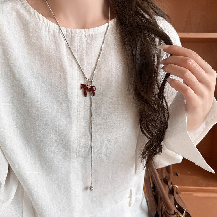 Collana con Pendente Geometrico Minimalista da Donna in Lega con Finitura Elettroplaccata — Catena Leggera per Maglione, Accessorio di Lusso Versatile