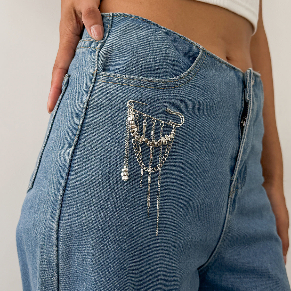 Elegant Geometric Round Plated Iron Brooch with Tassel Chain for Women