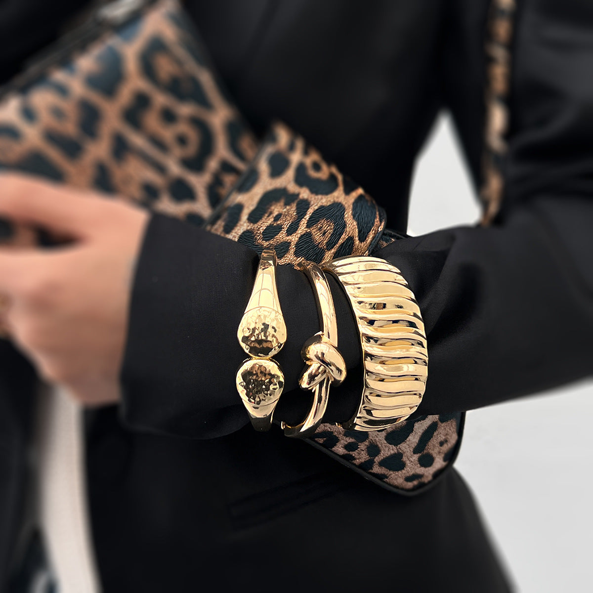 Pulsera minimalista con diseño de ondas de aleación electrochapada con cierre de mosquetón para mujer