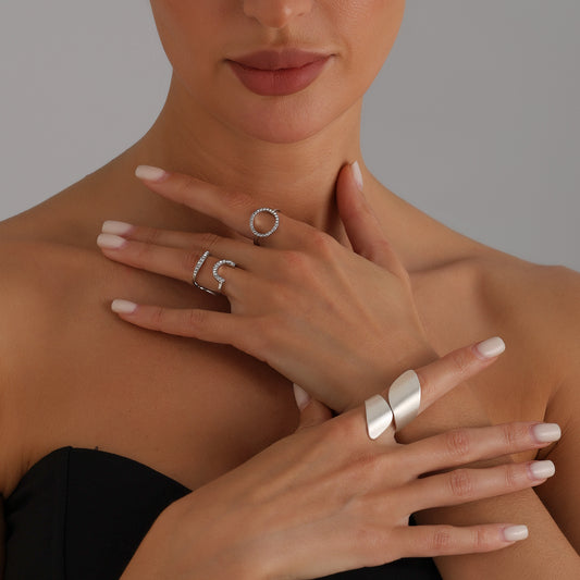 Anello da donna geometrico aperto regolabile con finitura metallica e intarsi di strass