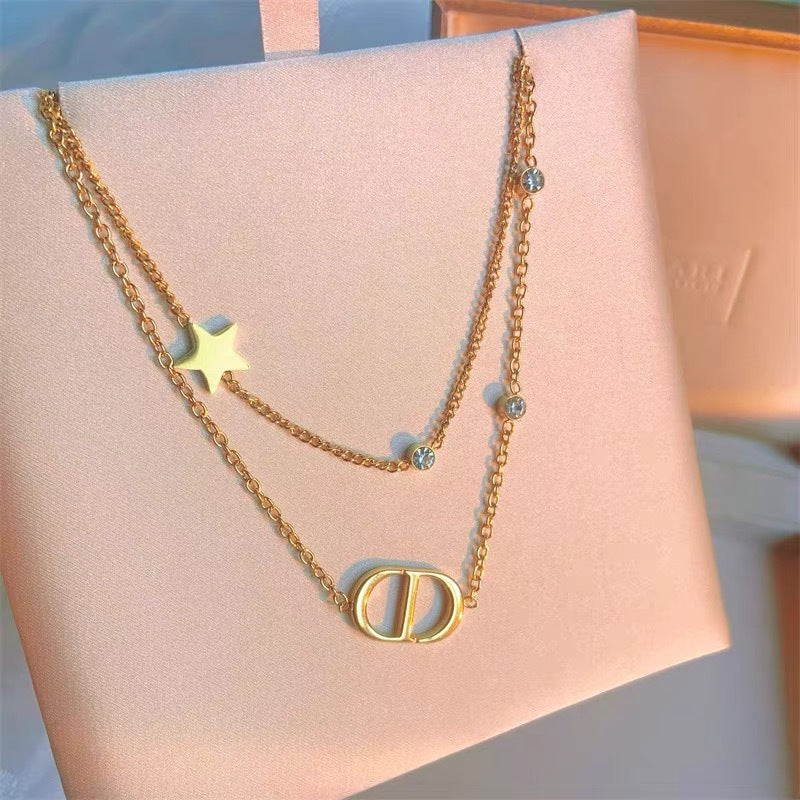 Collana da donna con ciondolo a lettera geometrico minimalista in acciaio al titanio con catena a serpente