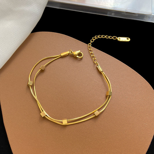 Bracciale minimalist in acciaio al titanio, a catena di serpente a doppio strato, con motivi quadrati e a foglia, placcato per una finitura resistente allo sbiadimento, in stile francese.