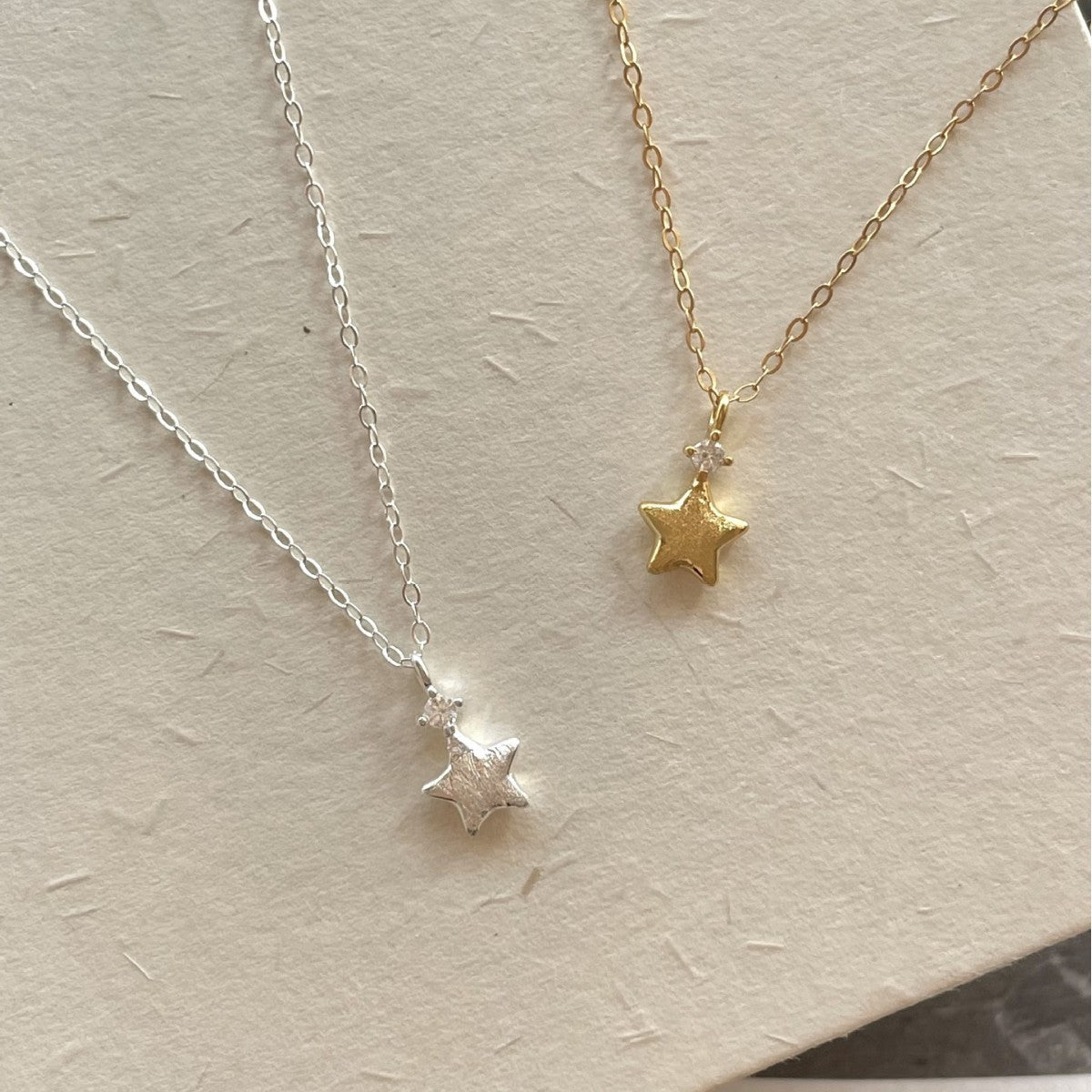 Collana con Pendente a Stella Minimalista Tonalità Fredda in Argento Sterling 925 con Finitura Spazzolata