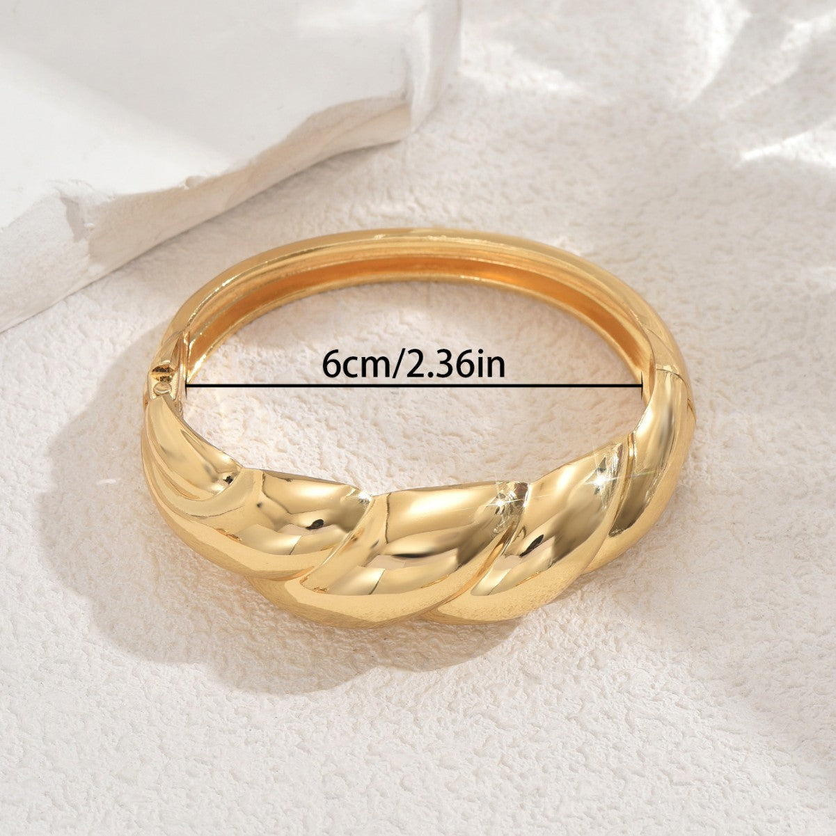 Bracciale Minimalista Geometrico Ritorto in Lega di Zinco Lucidato da Donna con Finitura di Lusso e Stile Versatile