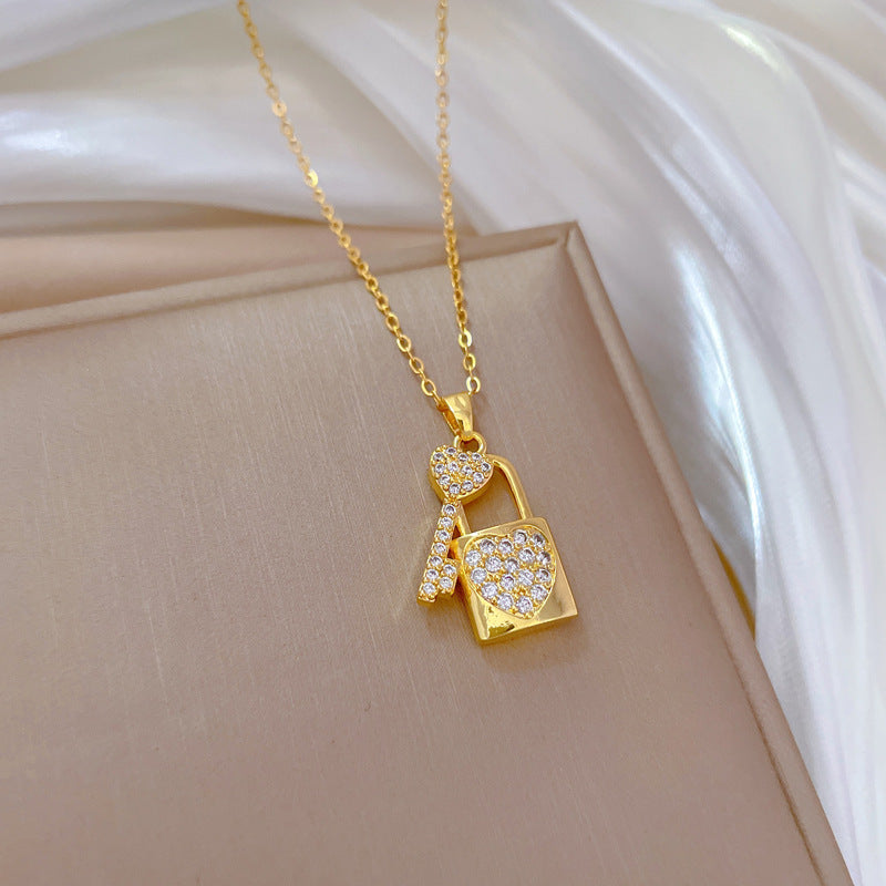 Collana di lusso in acciaio al titanio con ciondolo a cuore geometrico e strass