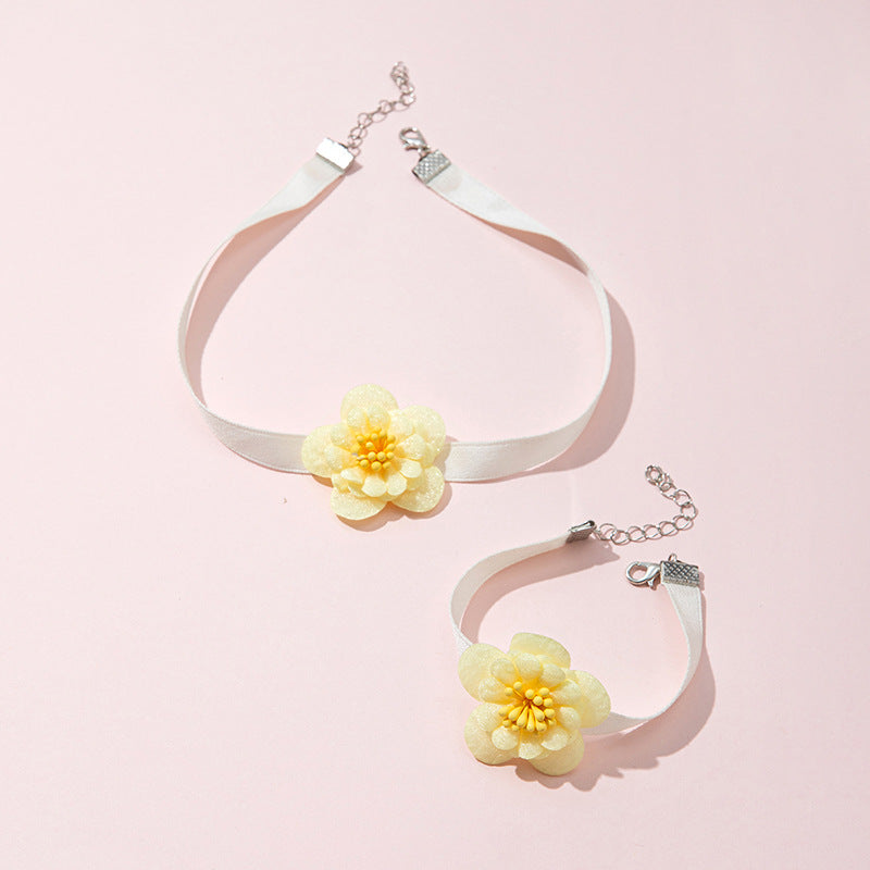 Collar con colgante floral hecho a mano para mujer en tela con delicado diseño de flor para viajes a la playa en verano