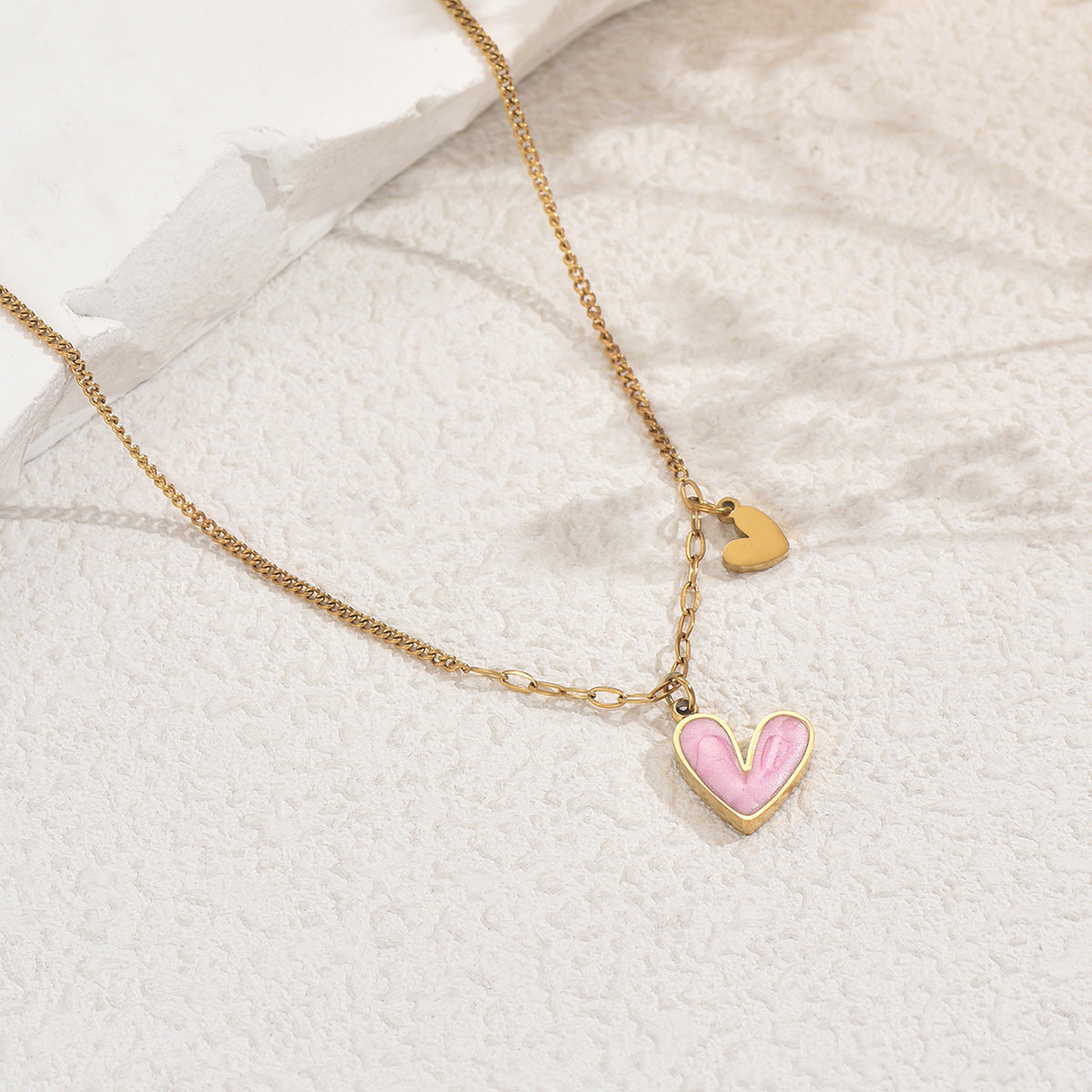 Collar con colgante minimalista elegante de cobre esmaltado en forma de corazón para mujer con diseño delicado para la clavícula
