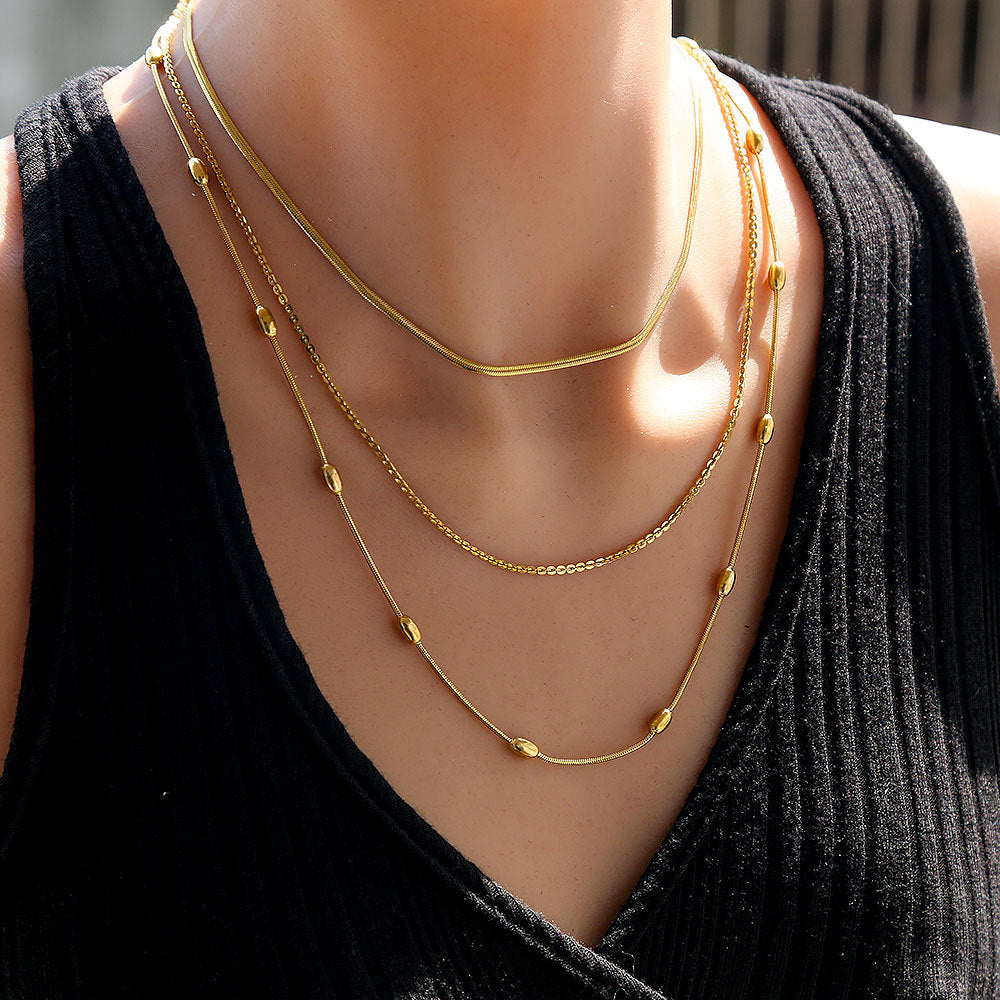 Collar de cadena de serpiente multicapa de acero inoxidable minimalista en tonos fríos con acabado chapado