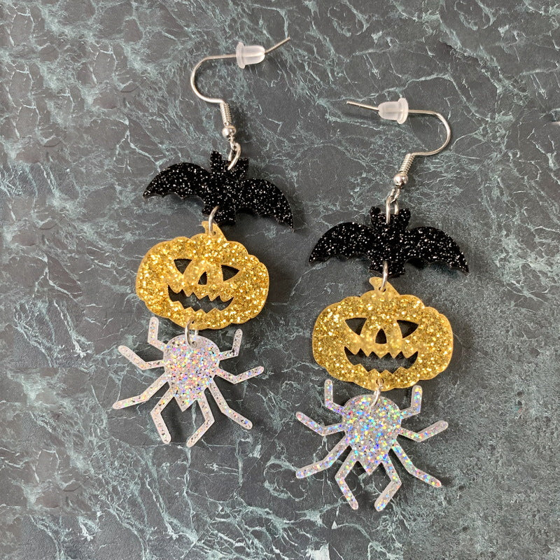 Pendientes acrílicos con temática de Halloween con formas de murciélago, araña y calabaza en estilo divertido y tierno